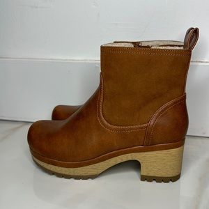Women's Fawn Clog Boots - Universal Thread